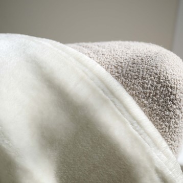 Maximus Cosy Cream Throw Image